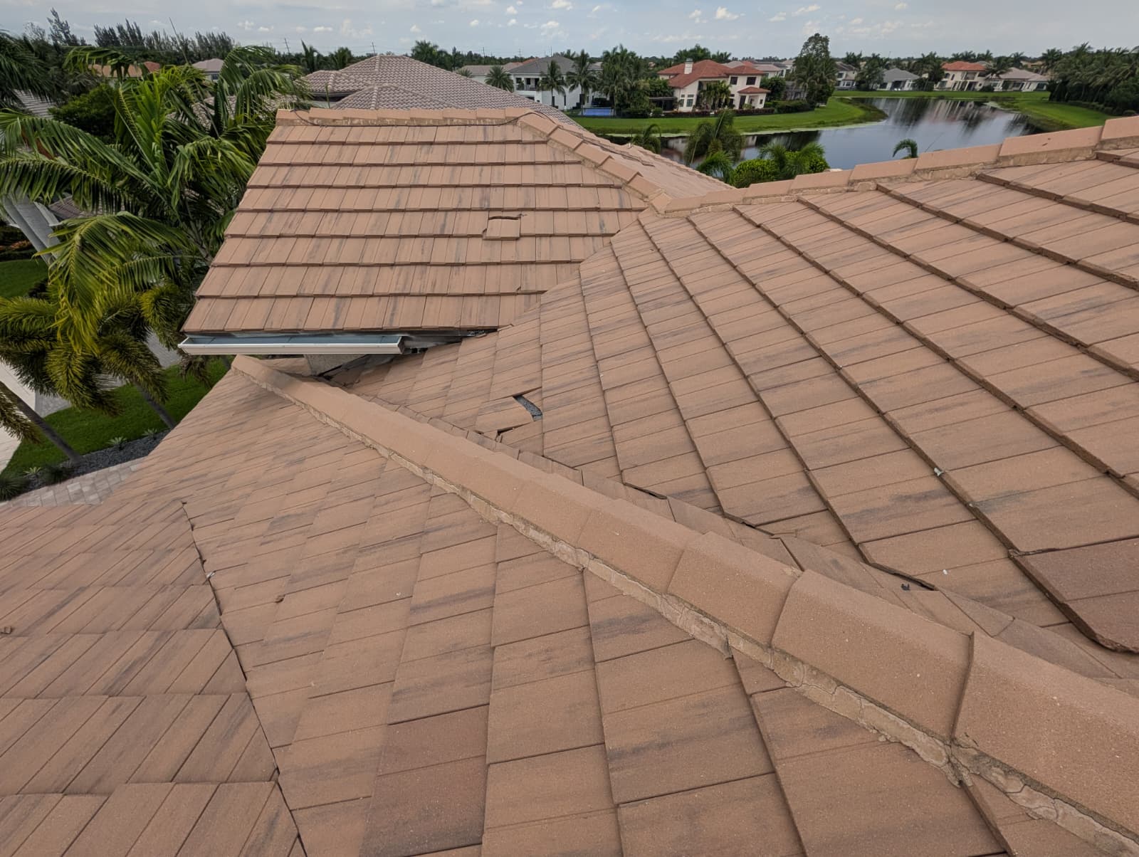 Clean Solar Panel System Installation & Roof Integration